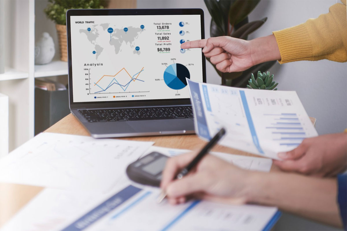 plan-analysis-graph-company-finance-strat